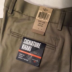 Dockers Signature Khaki Classic Fit D3 flat front